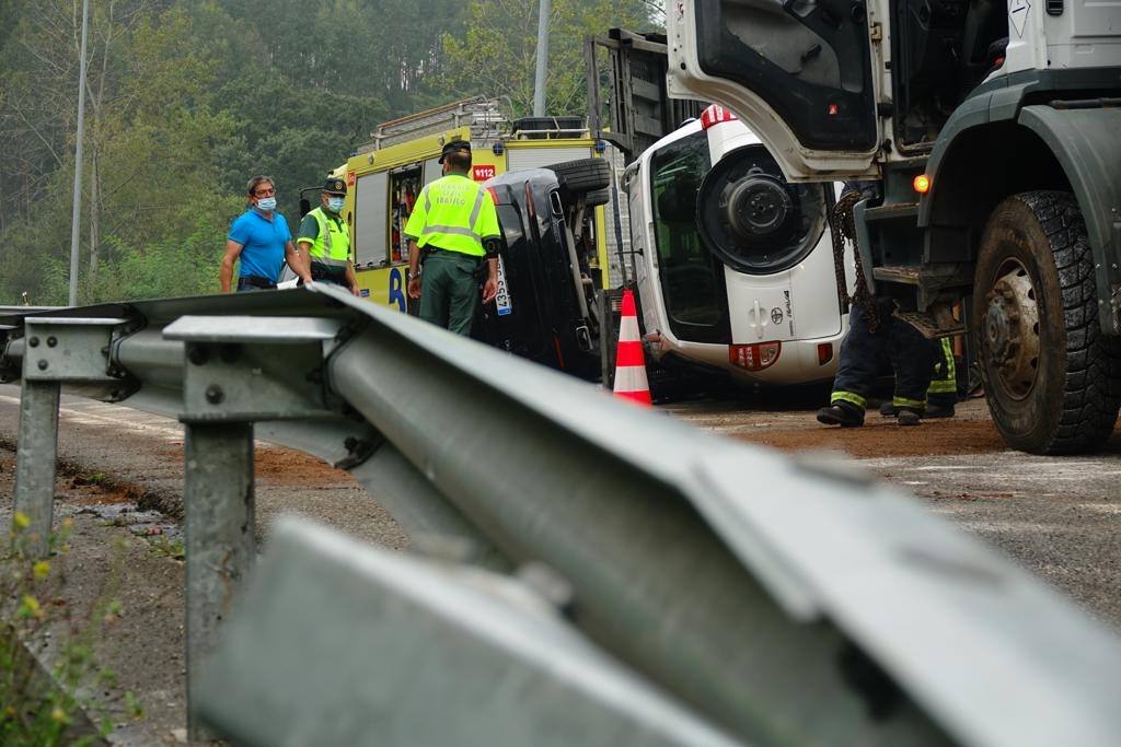 Los coches que transportaban, así como el propio camión, quedaron sobre la vía, ocupando ambos carriles.