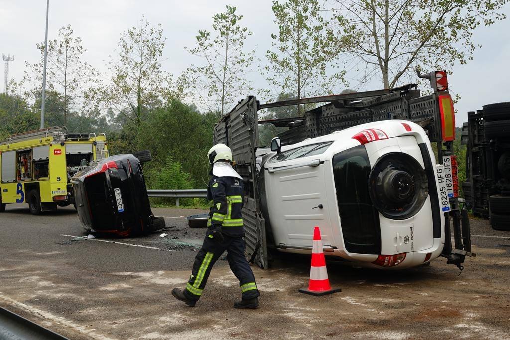 Los coches que transportaban, así como el propio camión, quedaron sobre la vía, ocupando ambos carriles.