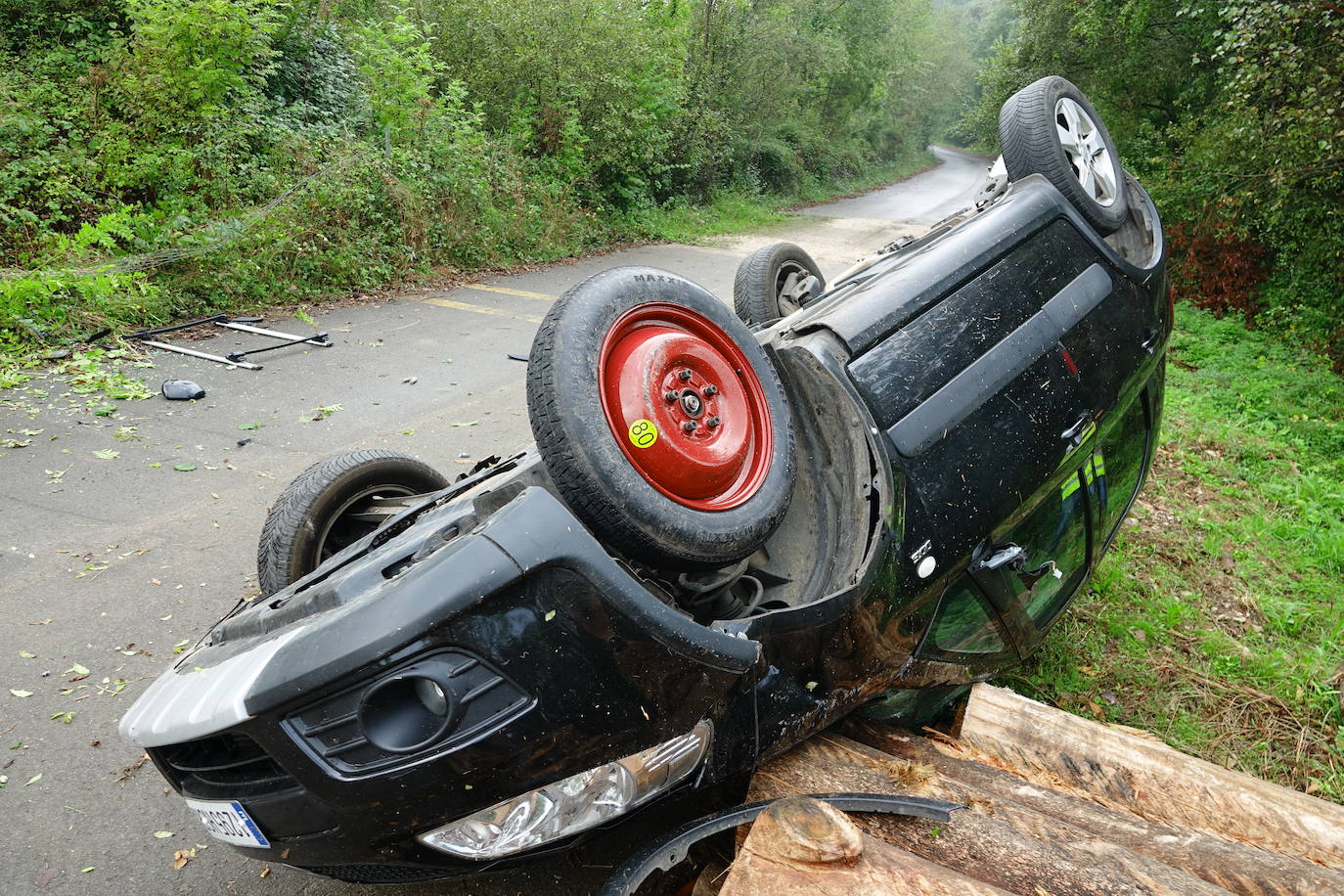 Los coches que transportaban, así como el propio camión, quedaron sobre la vía, ocupando ambos carriles.