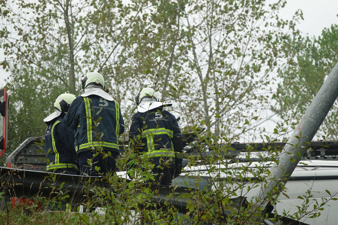 Los coches que transportaban, así como el propio camión, quedaron sobre la vía, ocupando ambos carriles.