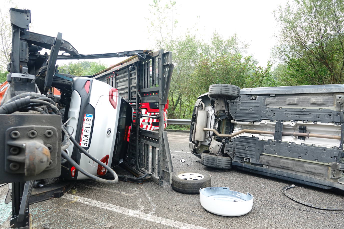 Los coches que transportaban, así como el propio camión, quedaron sobre la vía, ocupando ambos carriles.
