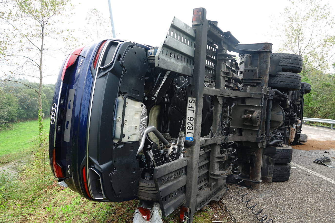 Los coches que transportaban, así como el propio camión, quedaron sobre la vía, ocupando ambos carriles.