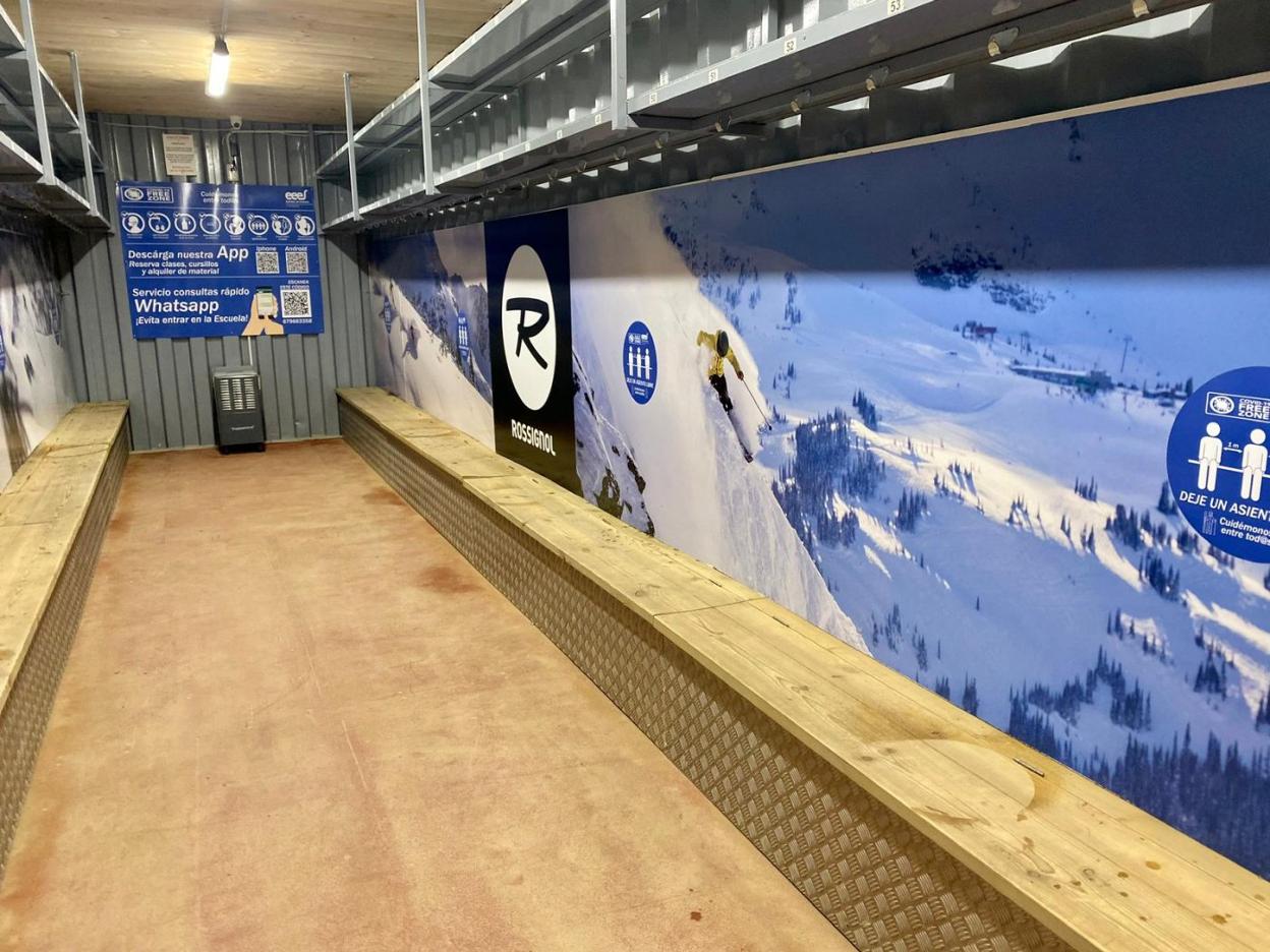 Los letreros informativos con las nuevas medidas, colocados en la escuela de esquí de Fuentes Invierno. 