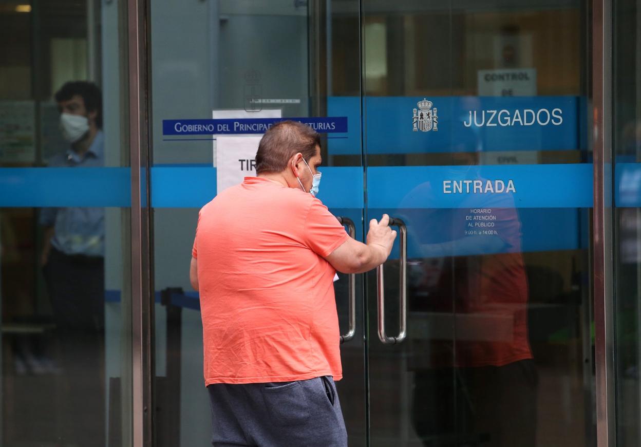 M. A., entrando ayer en los juzgados de Oviedo. 