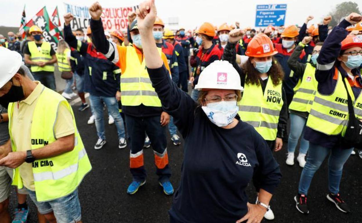 Trabajadores de Alcoa cortan la A-8 con barricadas a la altura de Ribadeo. 