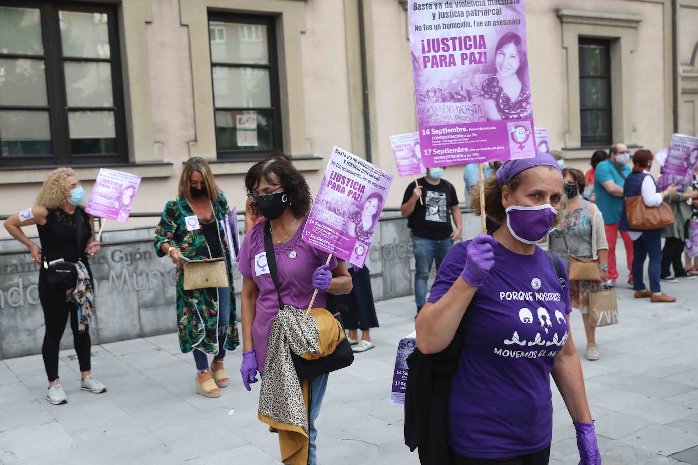 La protesta convocada por el colectivo feminista «Libres y combativas» ha exigido que se condene por asesinato y no por homicidio a Javier Ledo, acusado de la muerte de Paz Fernández Borrego. La manifestación ha discurrido entre la plaza del Humedal y el Palacio de Justicia de Gijón, donde mañana comenzará a deliberar el jurado popular del juicio que se ha desarrollado durante esta semana en la Sección Octava de la Audiencia de Asturias.