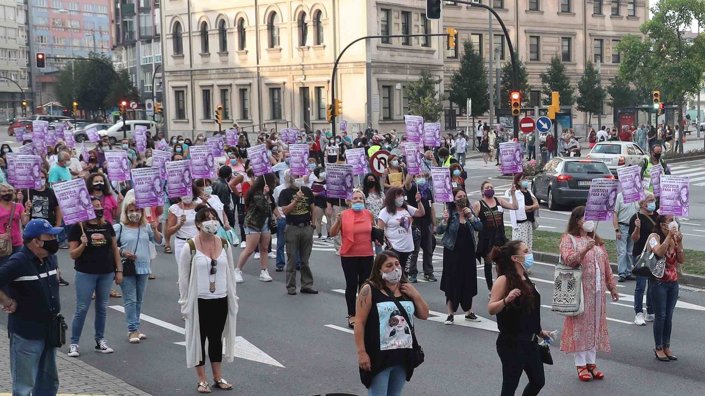 La protesta convocada por el colectivo feminista «Libres y combativas» ha exigido que se condene por asesinato y no por homicidio a Javier Ledo, acusado de la muerte de Paz Fernández Borrego. La manifestación ha discurrido entre la plaza del Humedal y el Palacio de Justicia de Gijón, donde mañana comenzará a deliberar el jurado popular del juicio que se ha desarrollado durante esta semana en la Sección Octava de la Audiencia de Asturias.