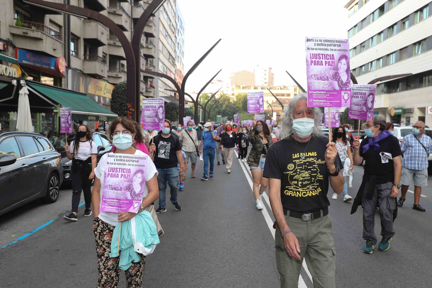 La protesta convocada por el colectivo feminista «Libres y combativas» ha exigido que se condene por asesinato y no por homicidio a Javier Ledo, acusado de la muerte de Paz Fernández Borrego. La manifestación ha discurrido entre la plaza del Humedal y el Palacio de Justicia de Gijón, donde mañana comenzará a deliberar el jurado popular del juicio que se ha desarrollado durante esta semana en la Sección Octava de la Audiencia de Asturias.