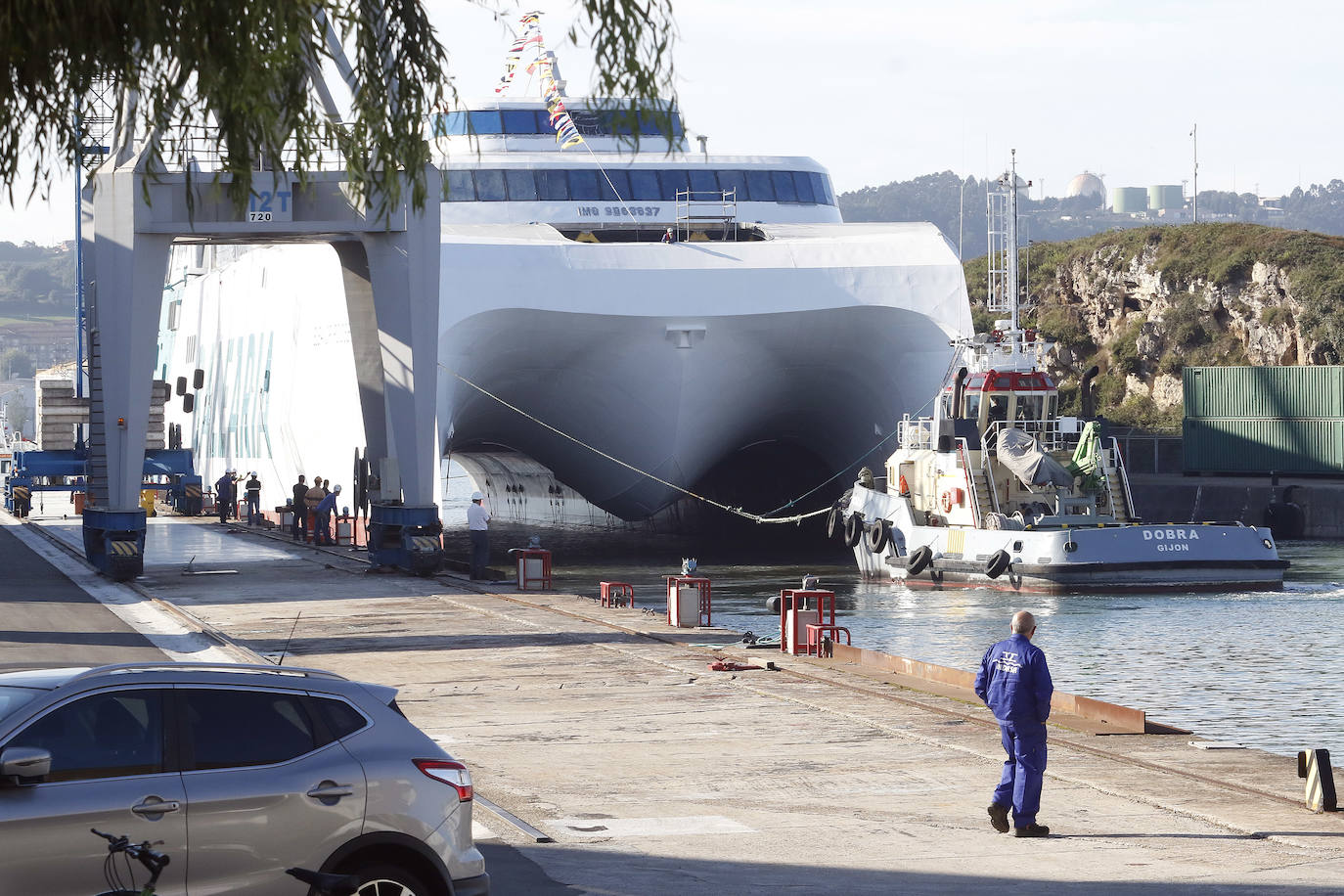 Un gran número de personas se acercaron este viernes a las proximidades del dique del astillero Armón en El Natahoyo, en Gijón, para presenciar la botadura del primer catamarán propulsado por gas del mundo que ha construído para Balearia. 