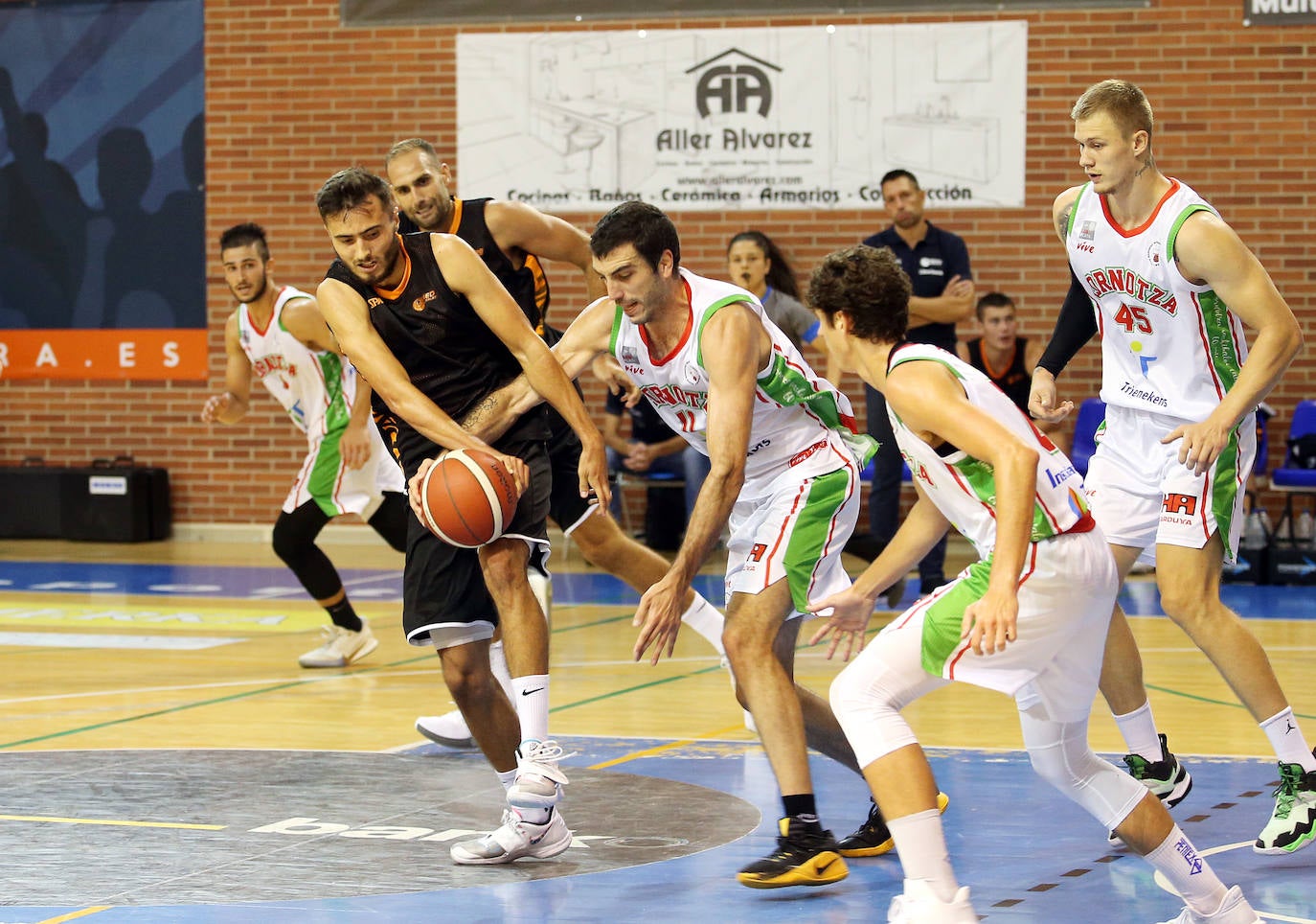 El club ovetense de baloncesto de la LEB Oro se impuso por 72-63 al Zornotza en el primer encuentro de pretemporada.