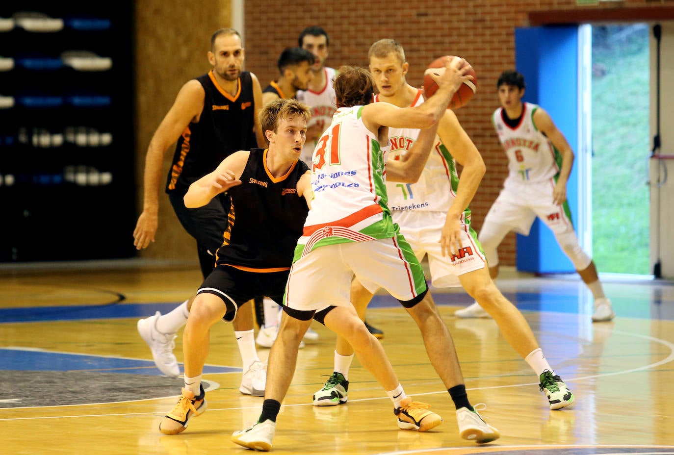 El club ovetense de baloncesto de la LEB Oro se impuso por 72-63 al Zornotza en el primer encuentro de pretemporada.