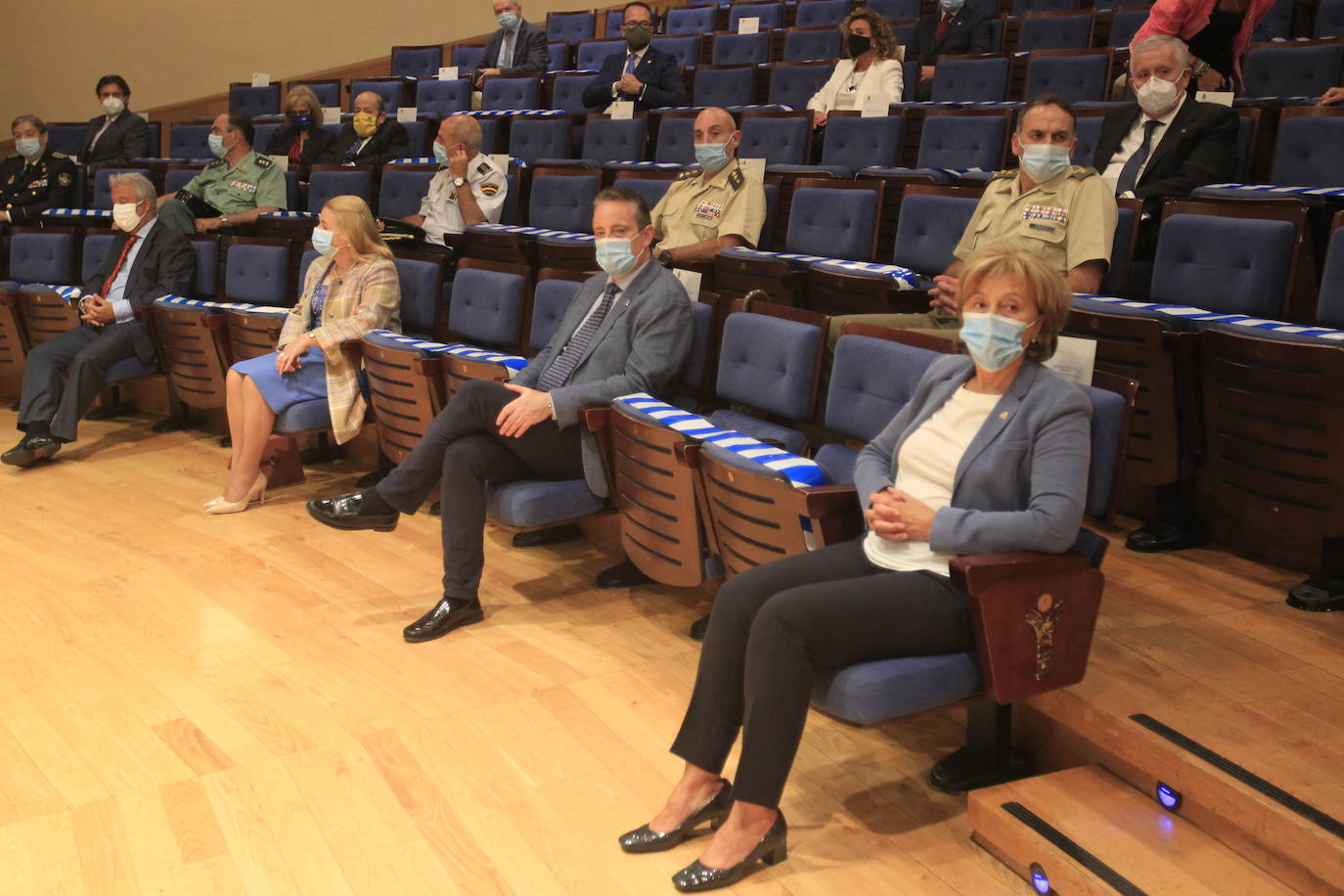 El decano Alfonso López Muñiz fue el encargado de recibir el galardón. 