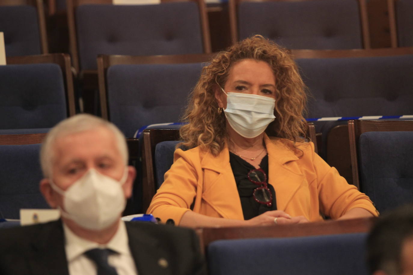 El decano Alfonso López Muñiz fue el encargado de recibir el galardón. 