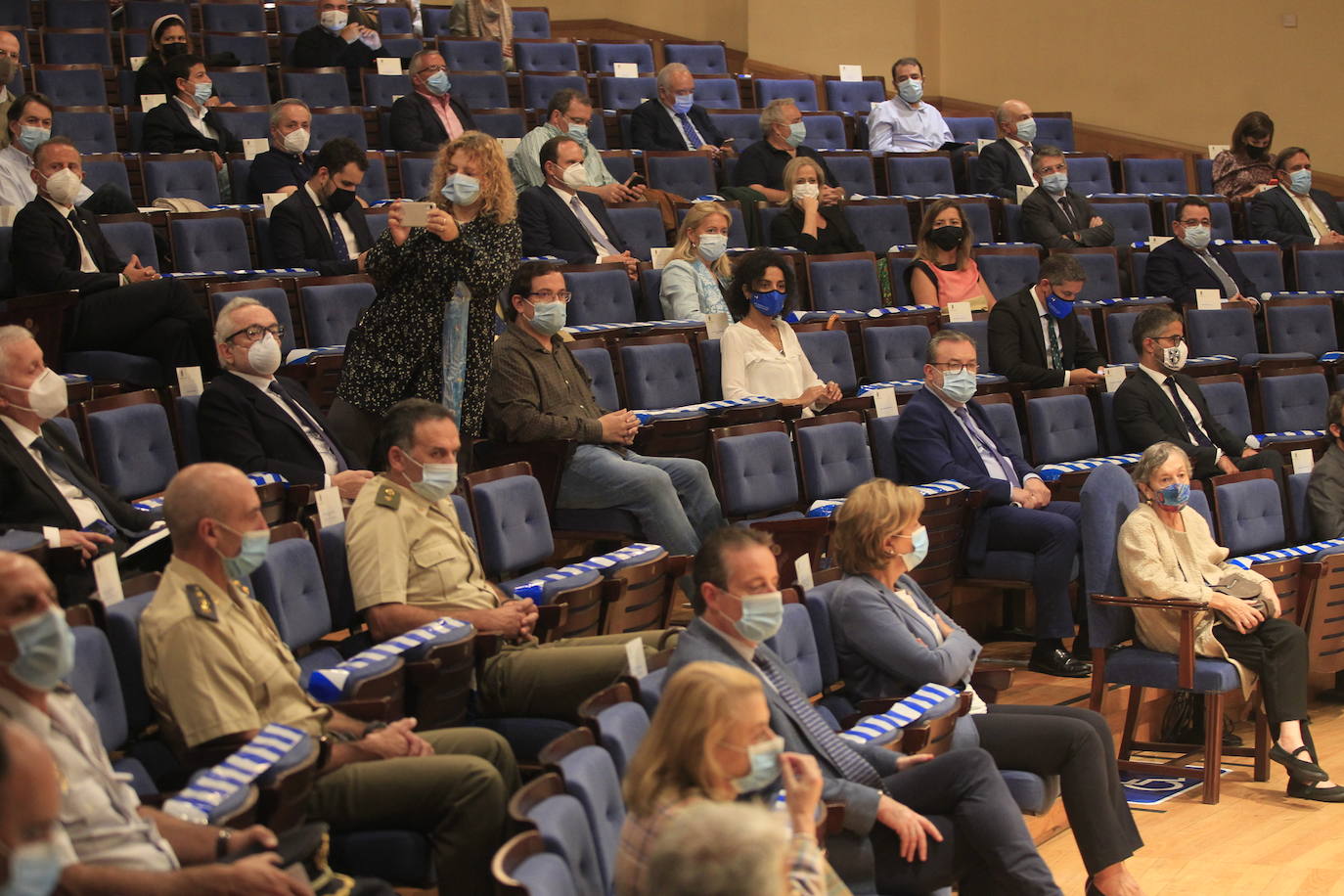 El decano Alfonso López Muñiz fue el encargado de recibir el galardón. 