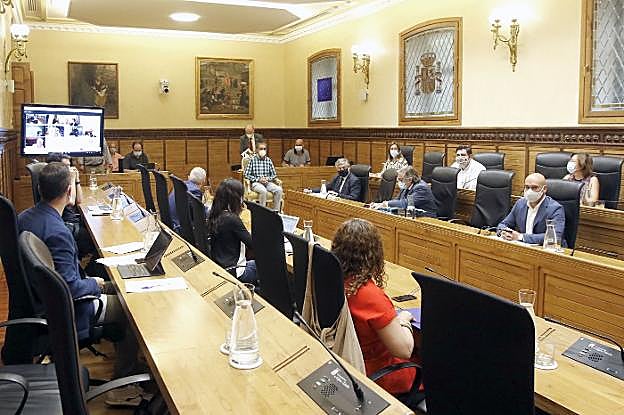 La sesión plenaria volvió a celebrarse con varios concejales participando por vía telemética. 