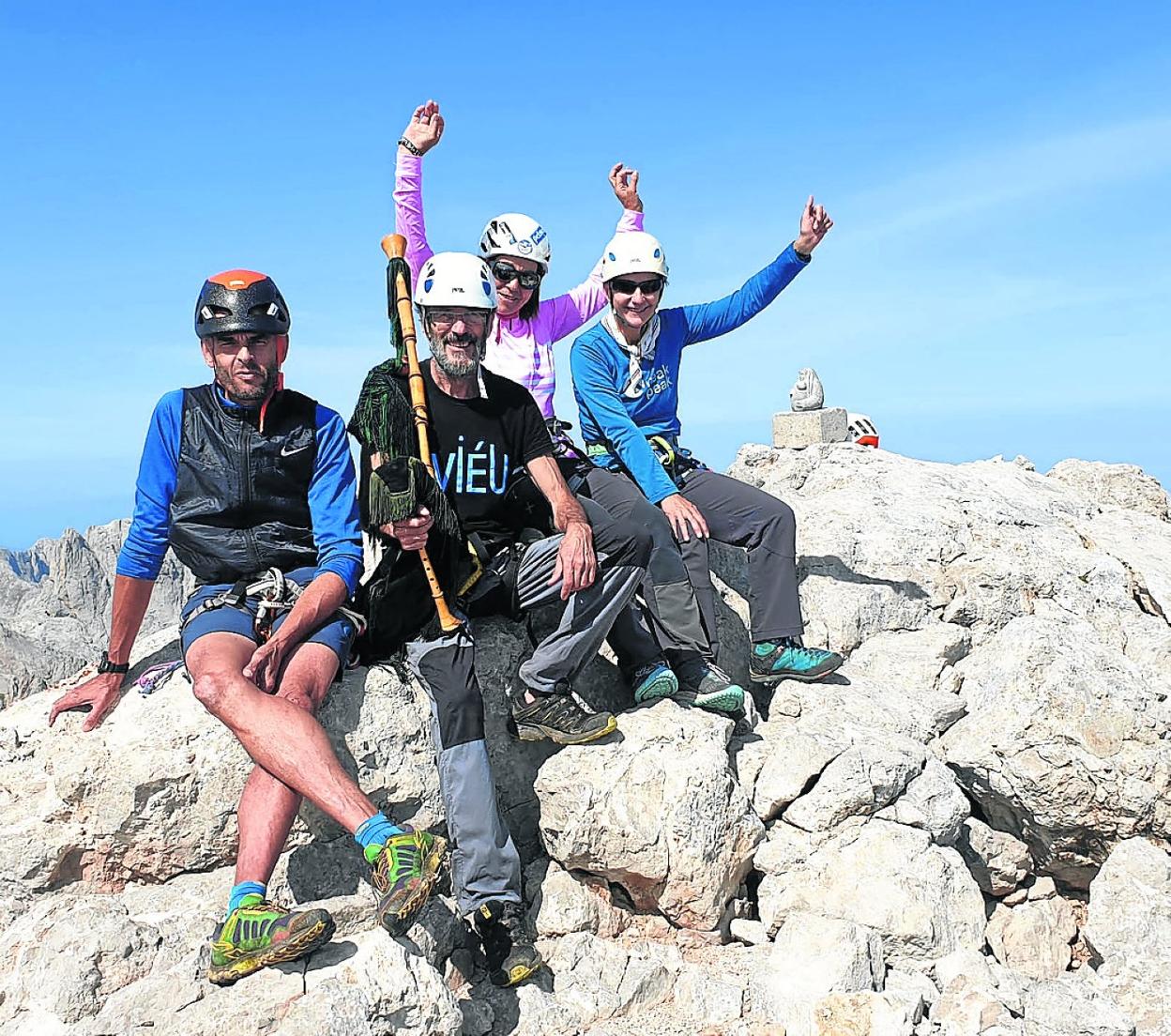 Armando Hortal, Xuacu Amieva, Rosa Fernández e Isabel García, en la cima del Urriellu. 