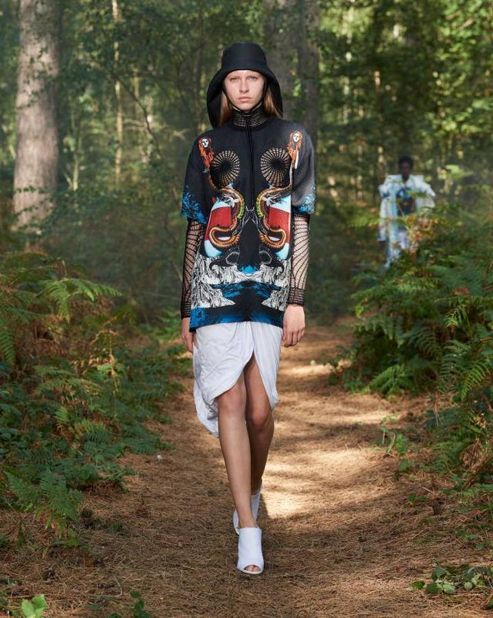 Fotos: Burberry inaugura la pasarela de Londres con un desfile en medio del bosque