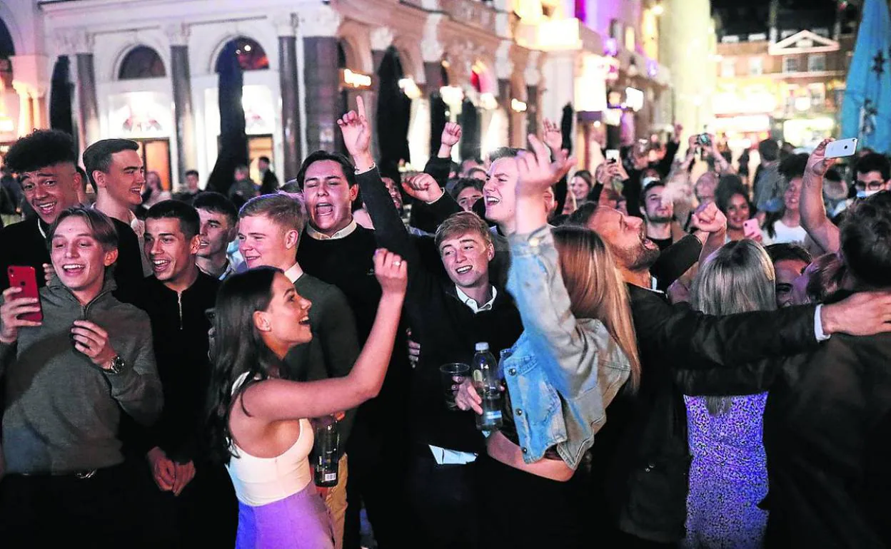 Un grupo de jóvenes participan, el pasado sábado, en una fiesta en una calle de Londres. 
