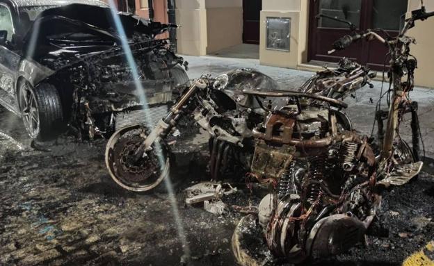 Estado en el que quedaron las motos y el coche tras el incendio.