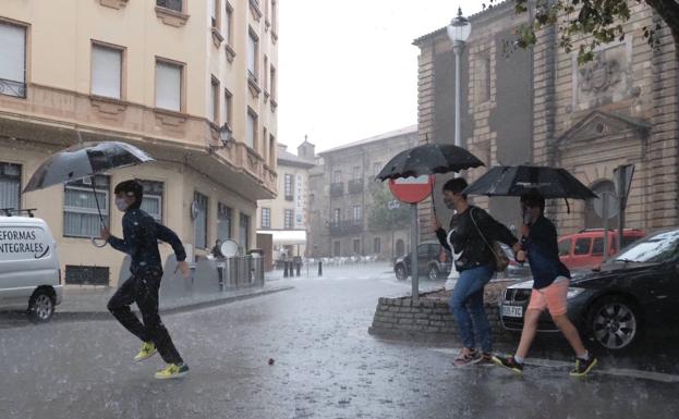 Imagen: día de tormentas en Gijón. Vídeo: inundación en Celorio este sábado.