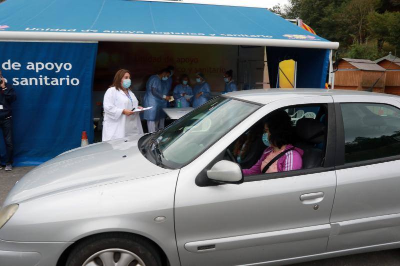 Desde este sábado los sanitarios están realizando las pruebas a los jóvenes de entre 13 y 18 años en el autocovid instalado en el Recinto Ferial.