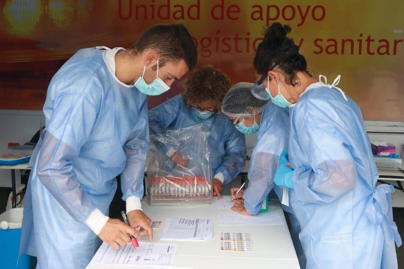 Desde este sábado los sanitarios están realizando las pruebas a los jóvenes de entre 13 y 18 años en el autocovid instalado en el Recinto Ferial.