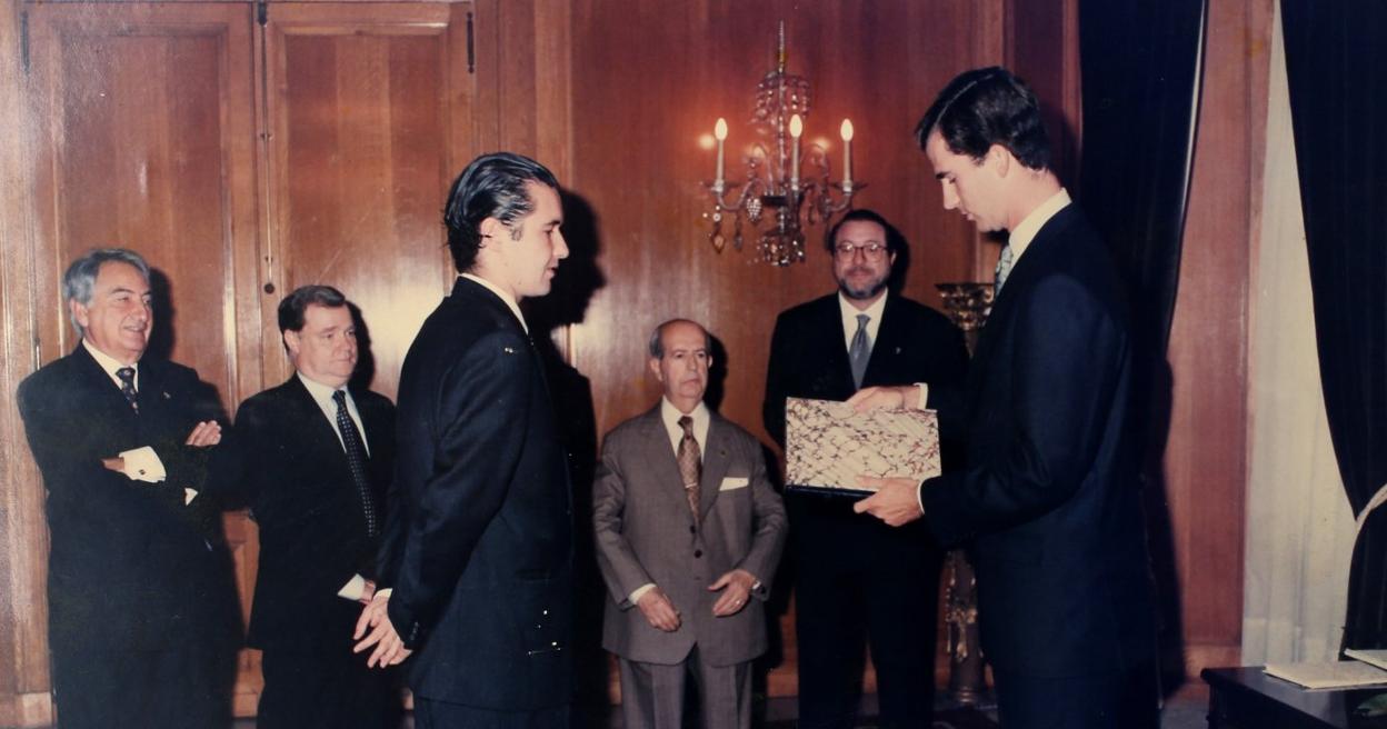 El príncipe Felipe recibe el premio 'Ovetense de honor' de manos de González-Alverú. 