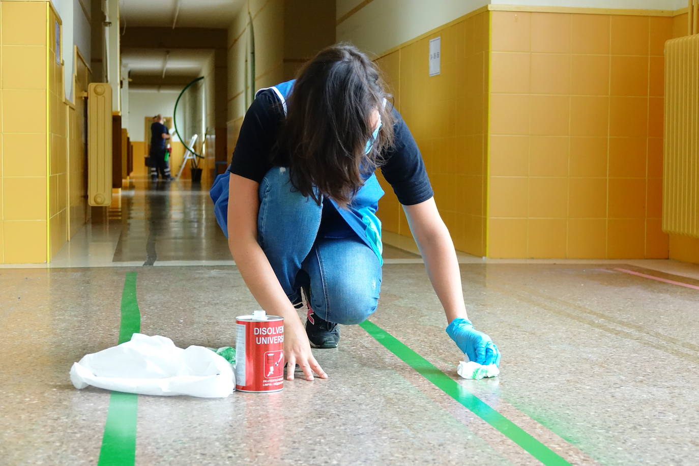 Los docentes ultiman los detalles para que el regreso a las aulas cumpla con los requisitos de seguridad.