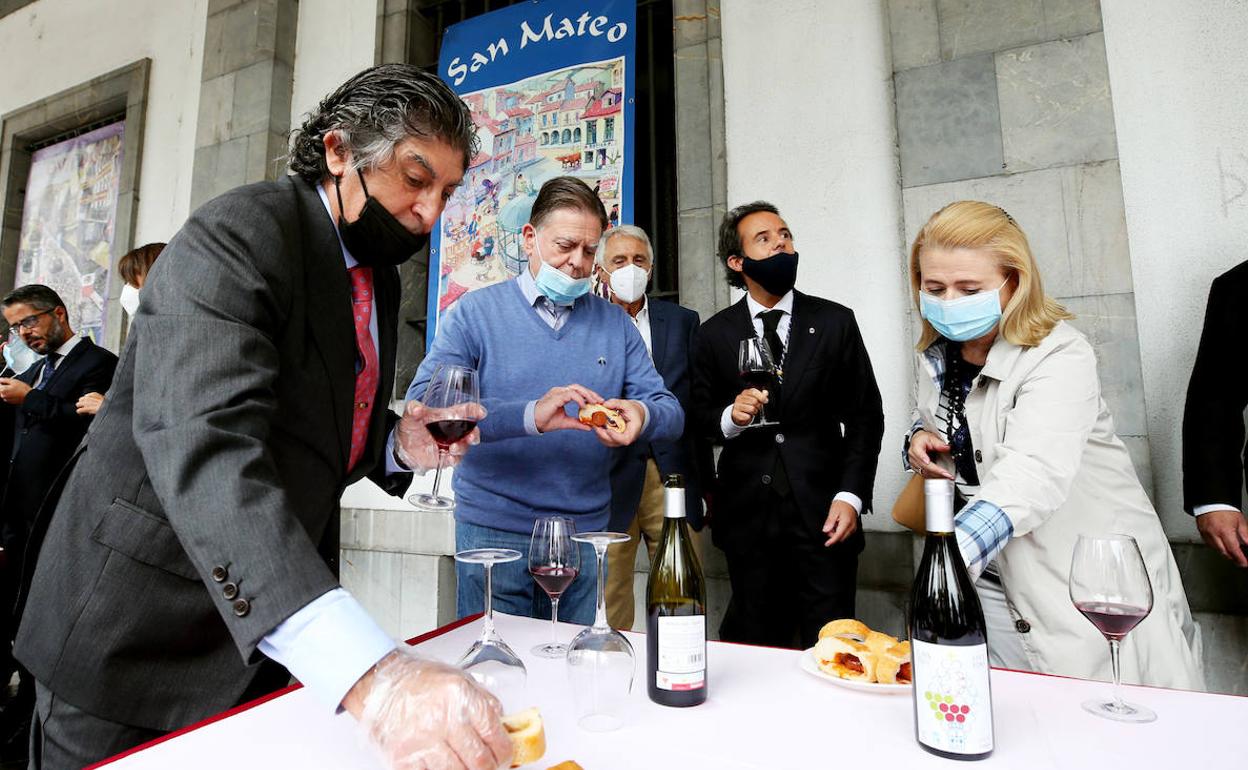 Alfrdo Canteli e Ignacio Cuesta, en el reparto del bollo. 