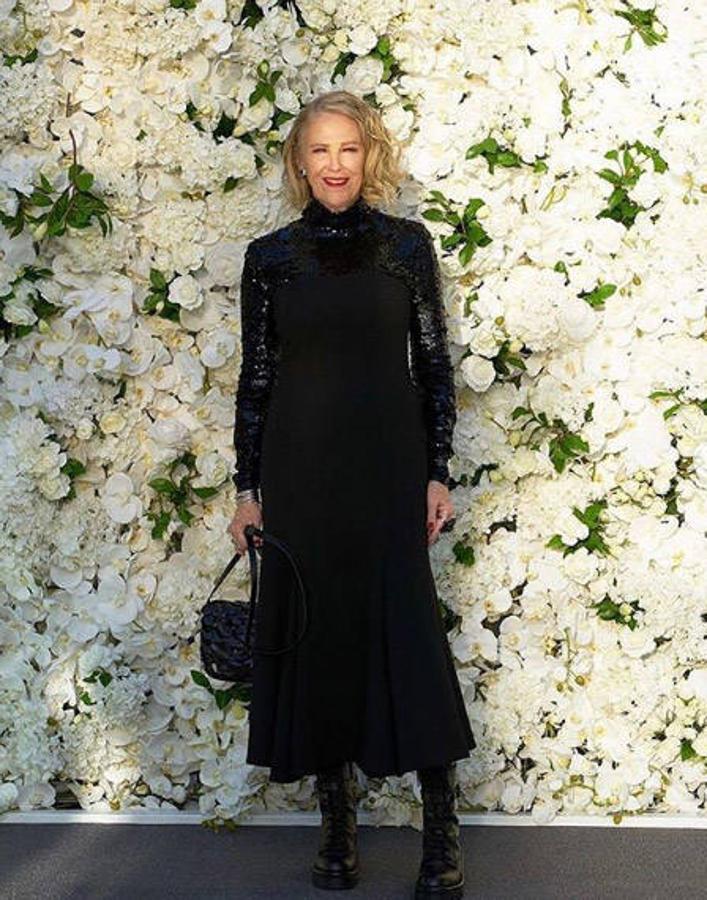 Catherine O'Hara con vestido de Valentino con lentejuelas y botas militares.