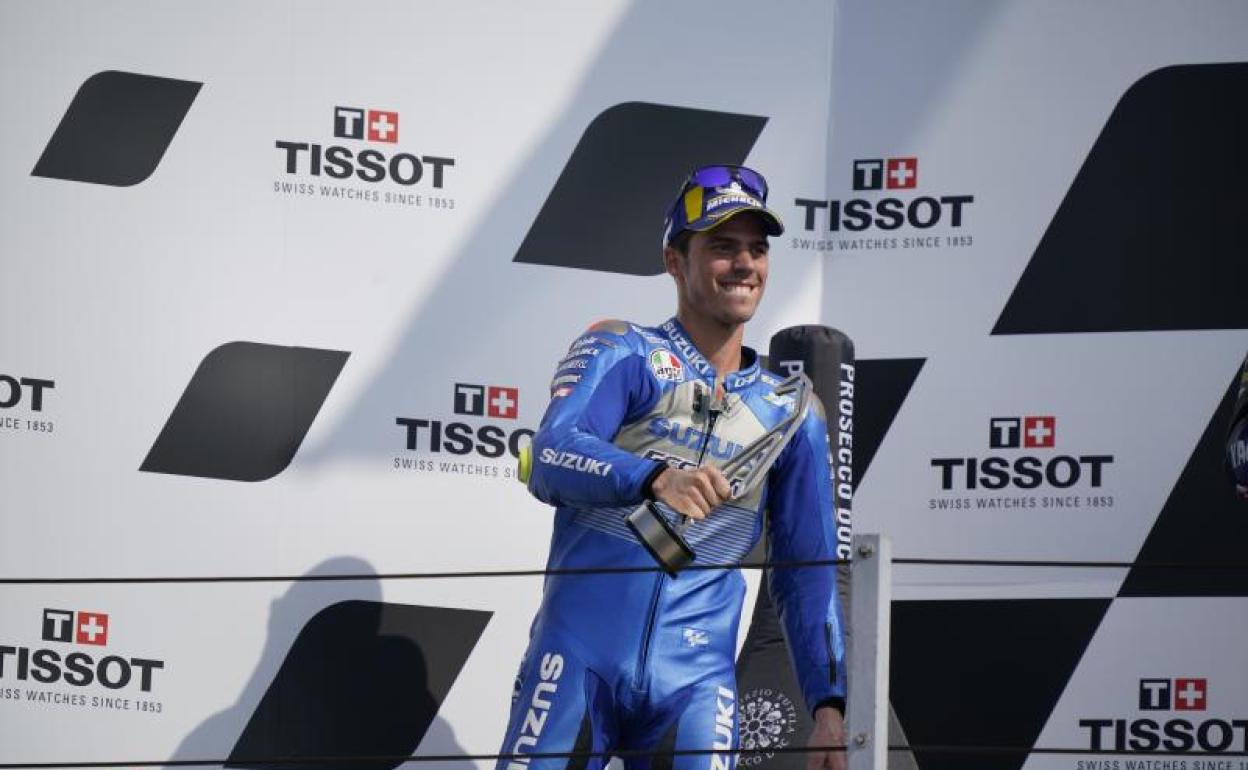 Joan Mir, en el podio del circuito de Misano tras el GP de Emilia Romaña. 