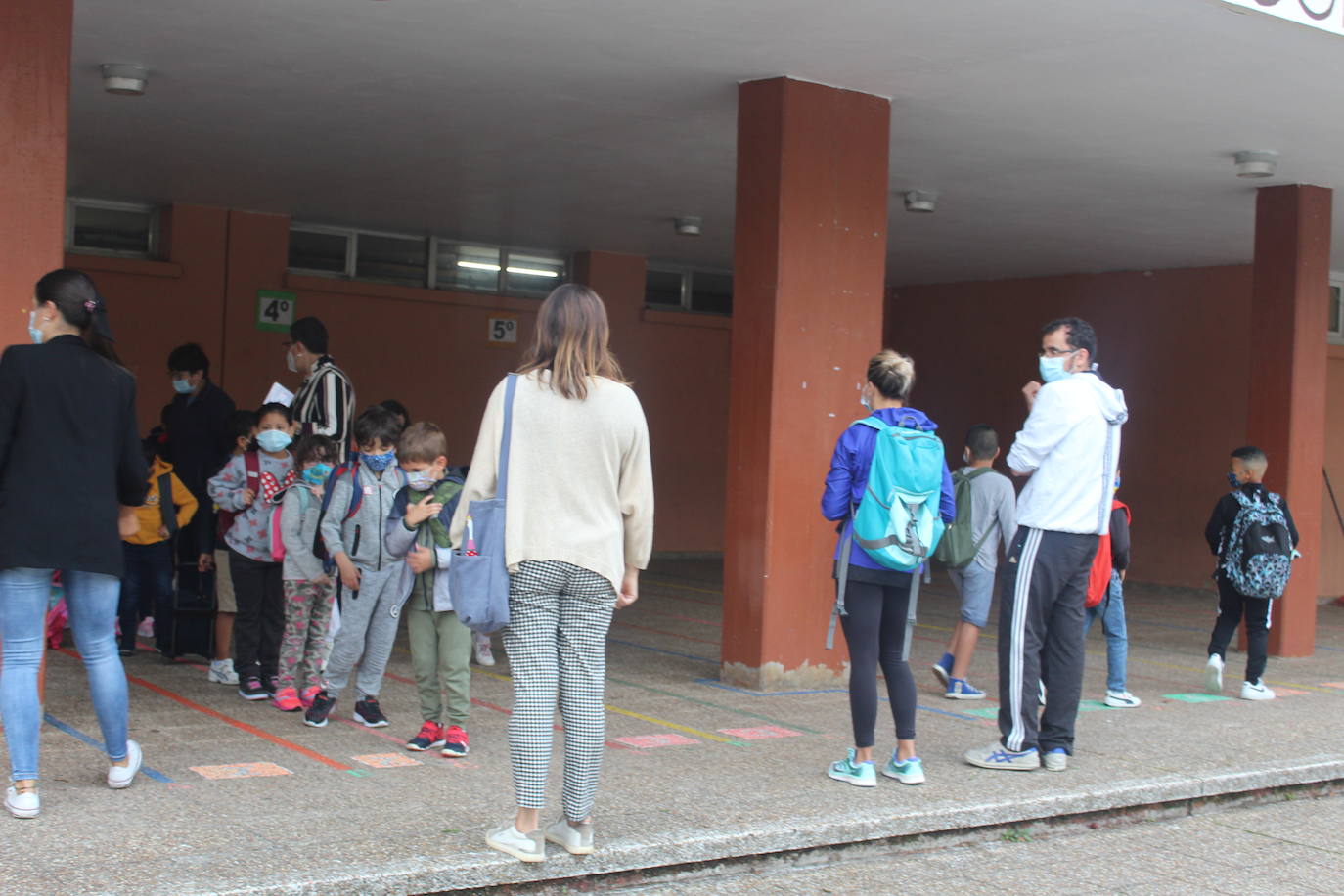 Entradas escalonadas, toma de temperatura e itinerarios marcaso son algunas de las normas de seguridad que han incorporado los centros escolares de Asturias para este nuevo curso, marcado por la pandemia de coronavirus. Ejemplos son el colegio Río Sella de Arriondas y los centros Celestino Montoto y Maestro Arregui de Pola de Siero.