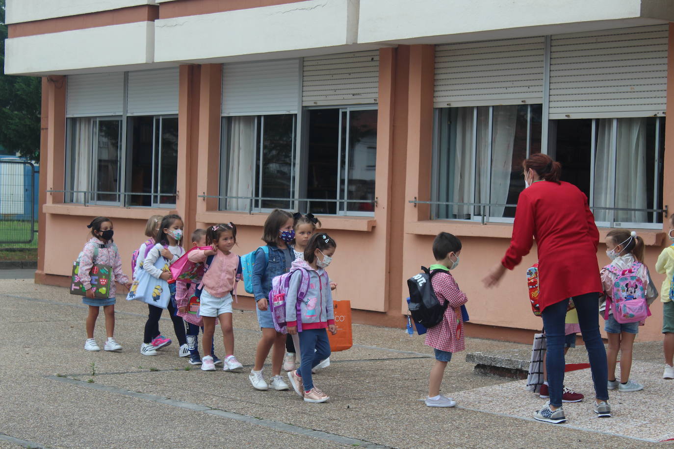 Entradas escalonadas, toma de temperatura e itinerarios marcaso son algunas de las normas de seguridad que han incorporado los centros escolares de Asturias para este nuevo curso, marcado por la pandemia de coronavirus. Ejemplos son el colegio Río Sella de Arriondas y los centros Celestino Montoto y Maestro Arregui de Pola de Siero.