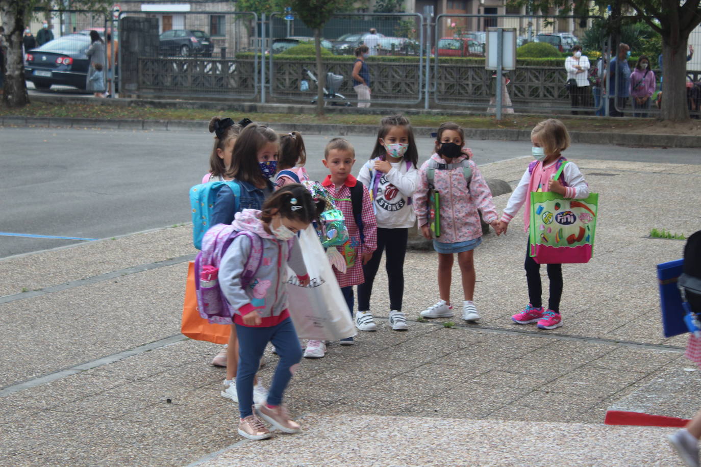 Entradas escalonadas, toma de temperatura e itinerarios marcaso son algunas de las normas de seguridad que han incorporado los centros escolares de Asturias para este nuevo curso, marcado por la pandemia de coronavirus. Ejemplos son el colegio Río Sella de Arriondas y los centros Celestino Montoto y Maestro Arregui de Pola de Siero.