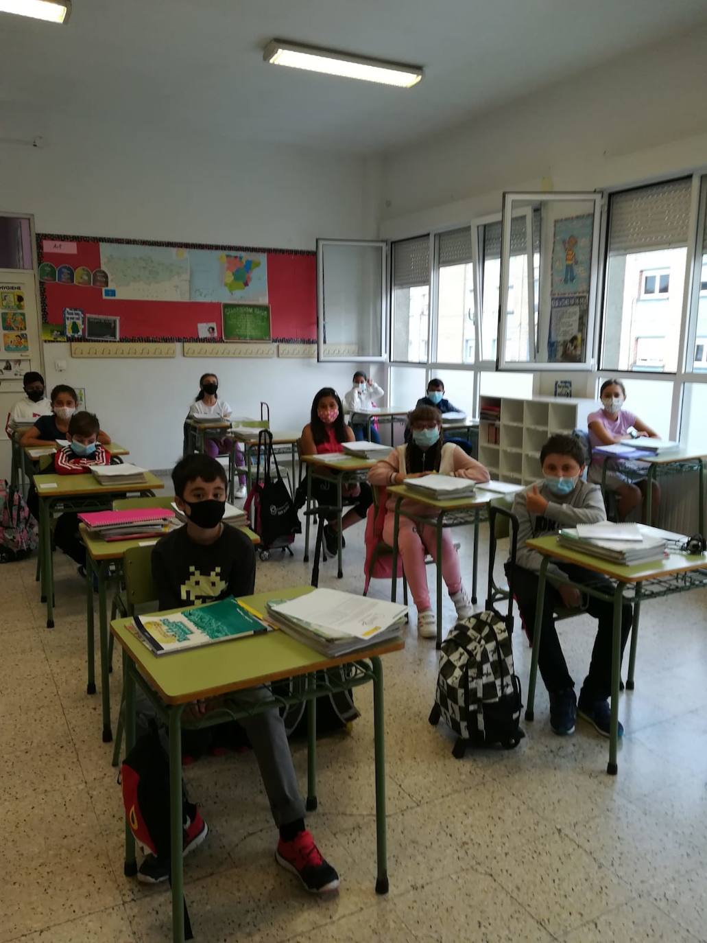 Entradas escalonadas, toma de temperatura e itinerarios marcaso son algunas de las normas de seguridad que han incorporado los centros escolares de Asturias para este nuevo curso, marcado por la pandemia de coronavirus. Ejemplos son el colegio Río Sella de Arriondas y los centros Celestino Montoto y Maestro Arregui de Pola de Siero.