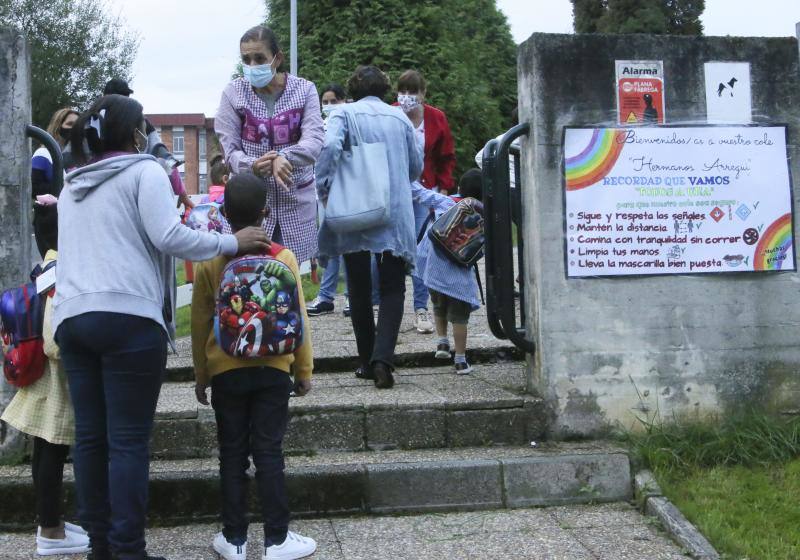 Entradas escalonadas, toma de temperatura e itinerarios marcaso son algunas de las normas de seguridad que han incorporado los centros escolares de Asturias para este nuevo curso, marcado por la pandemia de coronavirus. Ejemplos son el colegio Río Sella de Arriondas y los centros Celestino Montoto y Maestro Arregui de Pola de Siero.