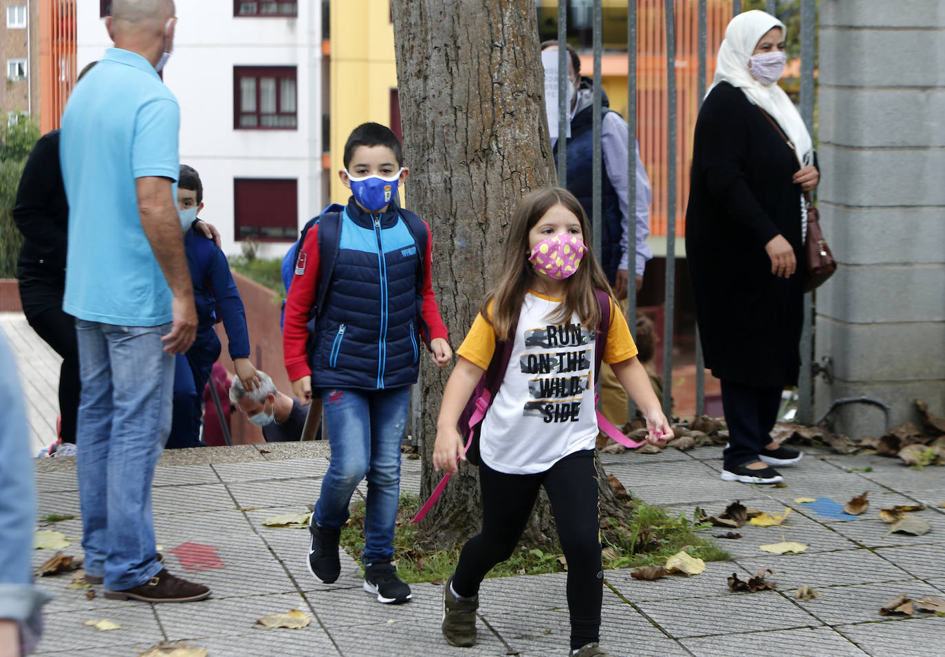 Casi 64.000 niños y niñas de Infantil y Primaria han regresado a las aulas asturianas este martes, en una jornada en la que en todos los colegios se respiraba un ambiente de nerviosismo e incertidumbre, pero también de emoción. Ataviados con mascarillas, haciendo uso de gel hidroalcohólico y pasando un control de temperatura, los más pequeños de Asturias han entrado en los colegios seis meses después de que los centros educativos cerraran de forma prematura a causa de la pandemia de coronavirus. 