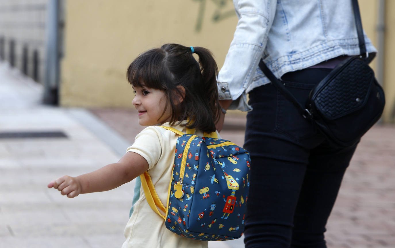 Casi 64.000 niños y niñas de Infantil y Primaria han regresado a las aulas asturianas este martes, en una jornada en la que en todos los colegios se respiraba un ambiente de nerviosismo e incertidumbre, pero también de emoción. Ataviados con mascarillas, haciendo uso de gel hidroalcohólico y pasando un control de temperatura, los más pequeños de Asturias han entrado en los colegios seis meses después de que los centros educativos cerraran de forma prematura a causa de la pandemia de coronavirus. 