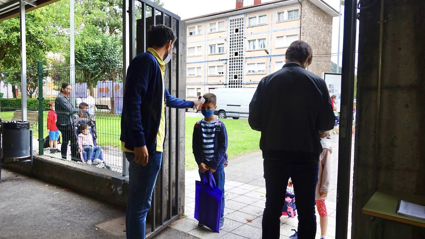 Casi 64.000 niños y niñas de Infantil y Primaria han regresado a las aulas asturianas este martes, en una jornada en la que en todos los colegios se respiraba un ambiente de nerviosismo e incertidumbre, pero también de emoción. Ataviados con mascarillas, haciendo uso de gel hidroalcohólico y pasando un control de temperatura, los más pequeños de Asturias han entrado en los colegios seis meses después de que los centros educativos cerraran de forma prematura a causa de la pandemia de coronavirus. 