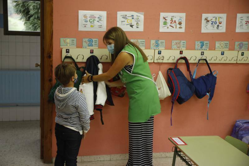 Casi 64.000 niños y niñas de Infantil y Primaria han regresado a las aulas asturianas este martes, en una jornada en la que en todos los colegios se respiraba un ambiente de nerviosismo e incertidumbre, pero también de emoción. Ataviados con mascarillas, haciendo uso de gel hidroalcohólico y pasando un control de temperatura, los más pequeños de Asturias han entrado en los colegios seis meses después de que los centros educativos cerraran de forma prematura a causa de la pandemia de coronavirus. 