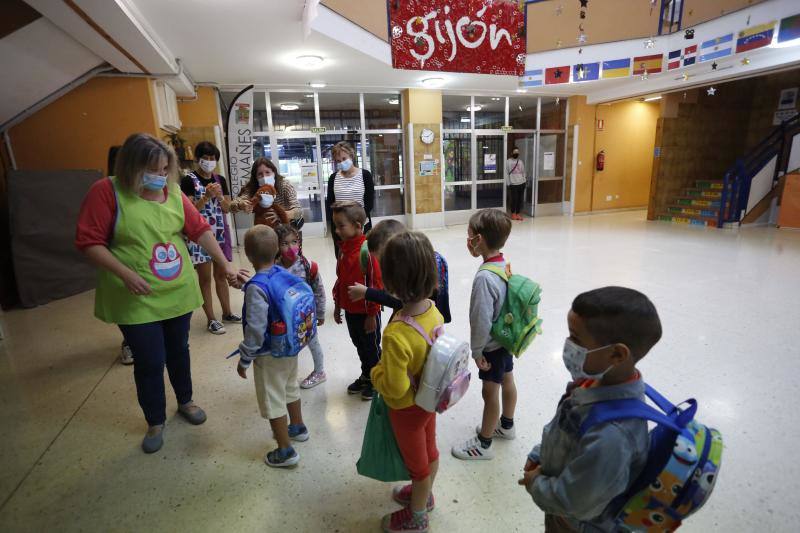 Casi 64.000 niños y niñas de Infantil y Primaria han regresado a las aulas asturianas este martes, en una jornada en la que en todos los colegios se respiraba un ambiente de nerviosismo e incertidumbre, pero también de emoción. Ataviados con mascarillas, haciendo uso de gel hidroalcohólico y pasando un control de temperatura, los más pequeños de Asturias han entrado en los colegios seis meses después de que los centros educativos cerraran de forma prematura a causa de la pandemia de coronavirus. 