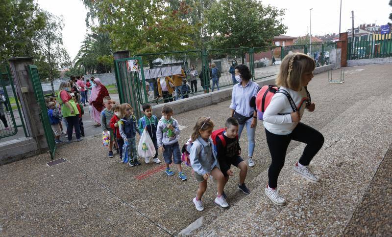 Casi 64.000 niños y niñas de Infantil y Primaria han regresado a las aulas asturianas este martes, en una jornada en la que en todos los colegios se respiraba un ambiente de nerviosismo e incertidumbre, pero también de emoción. Ataviados con mascarillas, haciendo uso de gel hidroalcohólico y pasando un control de temperatura, los más pequeños de Asturias han entrado en los colegios seis meses después de que los centros educativos cerraran de forma prematura a causa de la pandemia de coronavirus. 