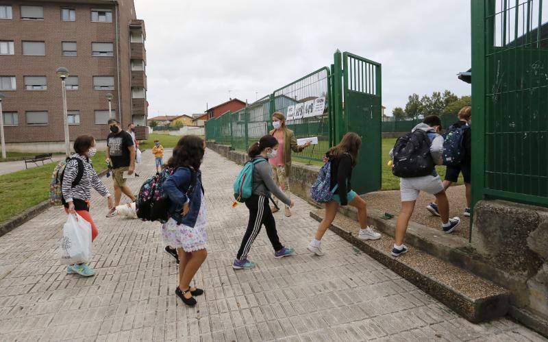 Casi 64.000 niños y niñas de Infantil y Primaria han regresado a las aulas asturianas este martes, en una jornada en la que en todos los colegios se respiraba un ambiente de nerviosismo e incertidumbre, pero también de emoción. Ataviados con mascarillas, haciendo uso de gel hidroalcohólico y pasando un control de temperatura, los más pequeños de Asturias han entrado en los colegios seis meses después de que los centros educativos cerraran de forma prematura a causa de la pandemia de coronavirus. 