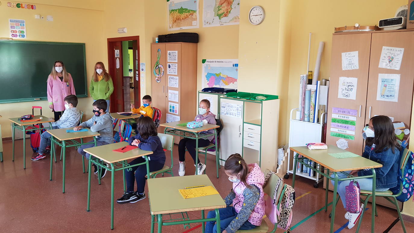 Casi 64.000 niños y niñas de Infantil y Primaria han regresado a las aulas asturianas este martes, en una jornada en la que en todos los colegios se respiraba un ambiente de nerviosismo e incertidumbre, pero también de emoción. Ataviados con mascarillas, haciendo uso de gel hidroalcohólico y pasando un control de temperatura, los más pequeños de Asturias han entrado en los colegios seis meses después de que los centros educativos cerraran de forma prematura a causa de la pandemia de coronavirus. 