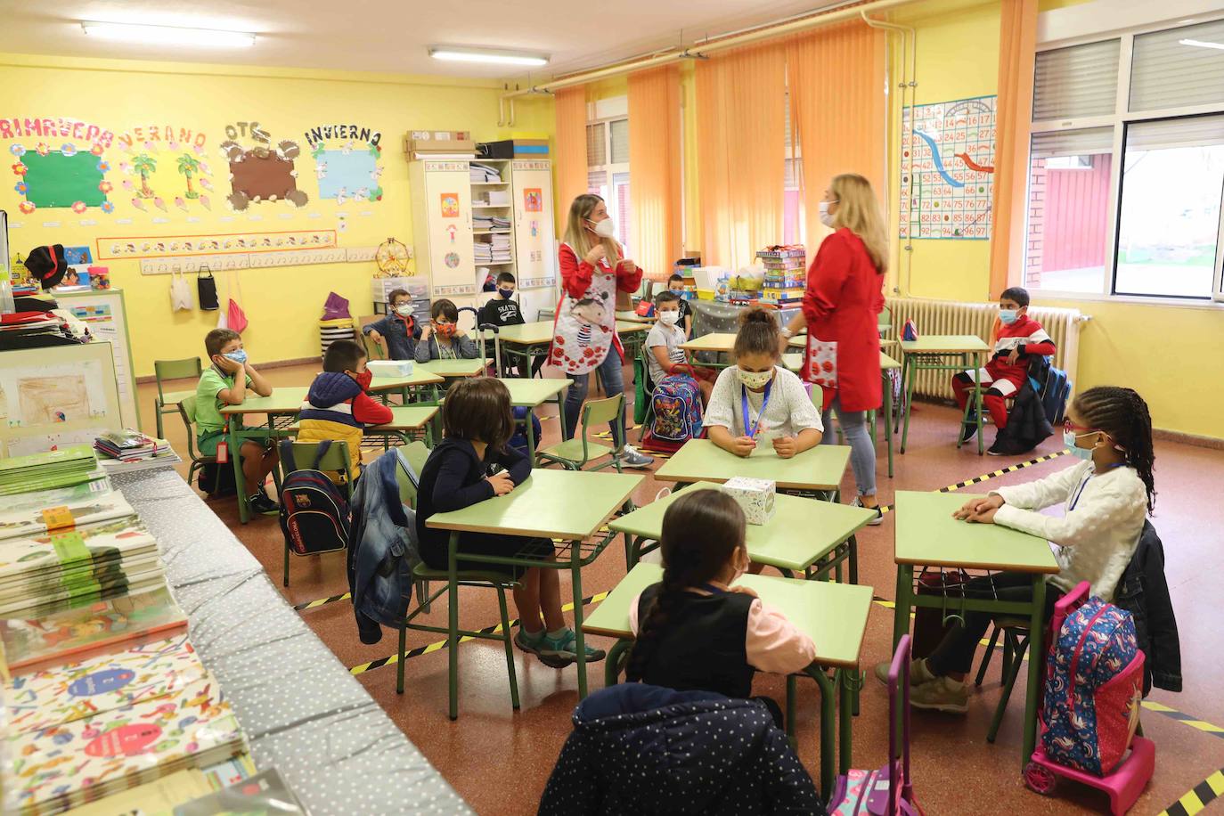 Casi 64.000 niños y niñas de Infantil y Primaria han regresado a las aulas asturianas este martes, en una jornada en la que en todos los colegios se respiraba un ambiente de nerviosismo e incertidumbre, pero también de emoción. Ataviados con mascarillas, haciendo uso de gel hidroalcohólico y pasando un control de temperatura, los más pequeños de Asturias han entrado en los colegios seis meses después de que los centros educativos cerraran de forma prematura a causa de la pandemia de coronavirus. 