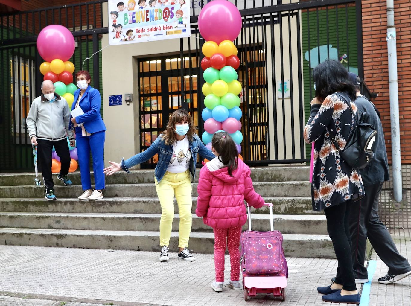 Casi 64.000 niños y niñas de Infantil y Primaria han regresado a las aulas asturianas este martes, en una jornada en la que en todos los colegios se respiraba un ambiente de nerviosismo e incertidumbre, pero también de emoción. Ataviados con mascarillas, haciendo uso de gel hidroalcohólico y pasando un control de temperatura, los más pequeños de Asturias han entrado en los colegios seis meses después de que los centros educativos cerraran de forma prematura a causa de la pandemia de coronavirus. 
