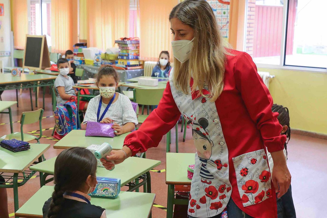 Casi 64.000 niños y niñas de Infantil y Primaria han regresado a las aulas asturianas este martes, en una jornada en la que en todos los colegios se respiraba un ambiente de nerviosismo e incertidumbre, pero también de emoción. Ataviados con mascarillas, haciendo uso de gel hidroalcohólico y pasando un control de temperatura, los más pequeños de Asturias han entrado en los colegios seis meses después de que los centros educativos cerraran de forma prematura a causa de la pandemia de coronavirus. 