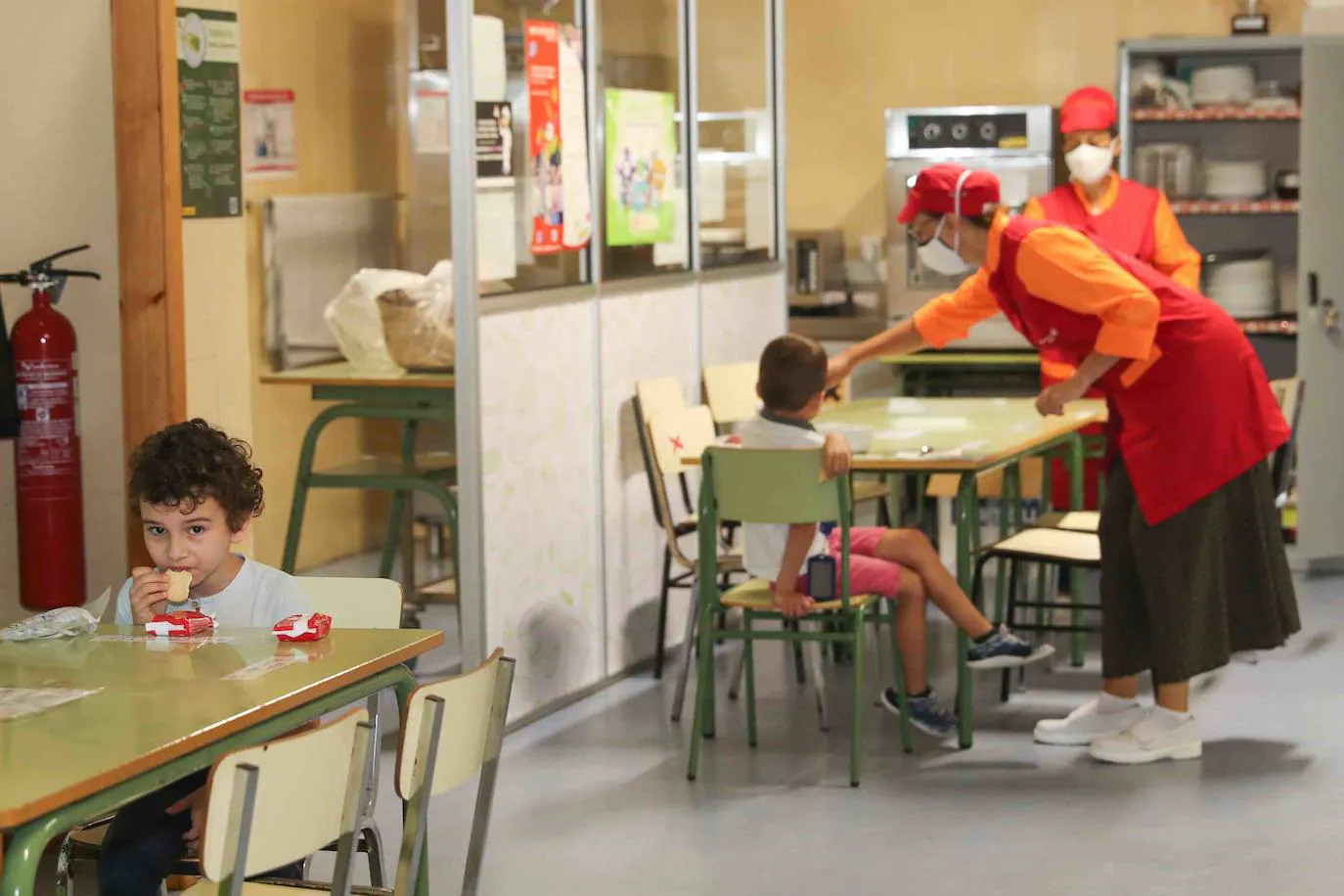 Casi 64.000 niños y niñas de Infantil y Primaria han regresado a las aulas asturianas este martes, en una jornada en la que en todos los colegios se respiraba un ambiente de nerviosismo e incertidumbre, pero también de emoción. Ataviados con mascarillas, haciendo uso de gel hidroalcohólico y pasando un control de temperatura, los más pequeños de Asturias han entrado en los colegios seis meses después de que los centros educativos cerraran de forma prematura a causa de la pandemia de coronavirus. 