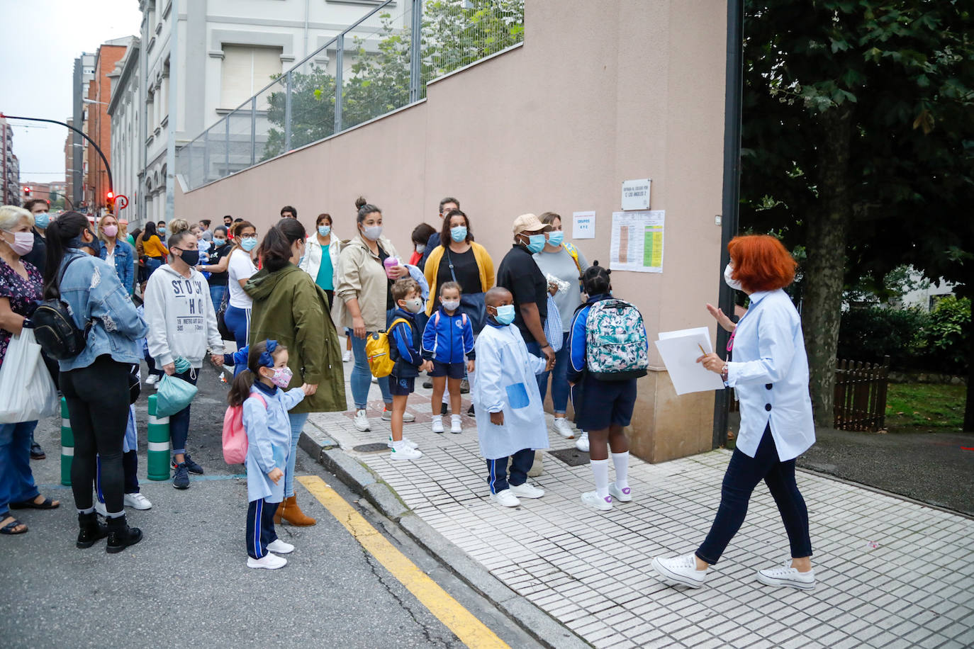 Casi 64.000 niños y niñas de Infantil y Primaria han regresado a las aulas asturianas este martes, en una jornada en la que en todos los colegios se respiraba un ambiente de nerviosismo e incertidumbre, pero también de emoción. Ataviados con mascarillas, haciendo uso de gel hidroalcohólico y pasando un control de temperatura, los más pequeños de Asturias han entrado en los colegios seis meses después de que los centros educativos cerraran de forma prematura a causa de la pandemia de coronavirus. 