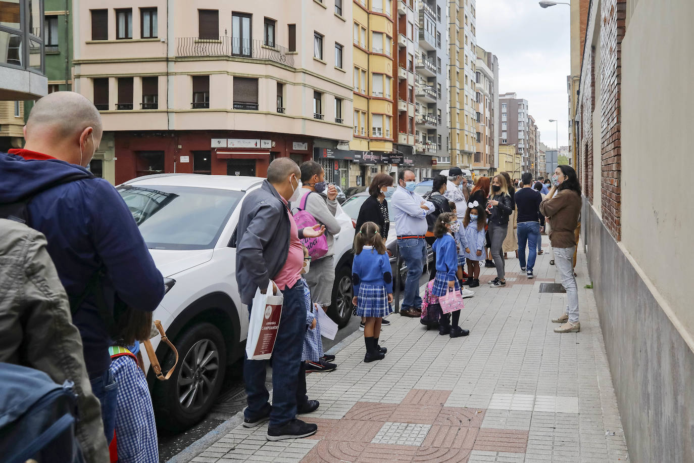 Casi 64.000 niños y niñas de Infantil y Primaria han regresado a las aulas asturianas este martes, en una jornada en la que en todos los colegios se respiraba un ambiente de nerviosismo e incertidumbre, pero también de emoción. Ataviados con mascarillas, haciendo uso de gel hidroalcohólico y pasando un control de temperatura, los más pequeños de Asturias han entrado en los colegios seis meses después de que los centros educativos cerraran de forma prematura a causa de la pandemia de coronavirus. 